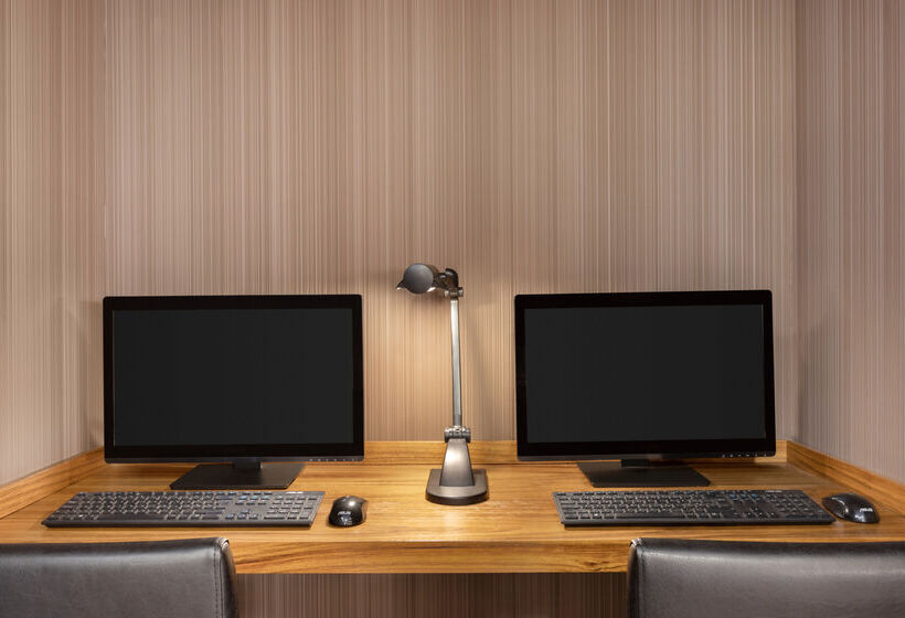 هتل Ramada By Wyndham Lisbon