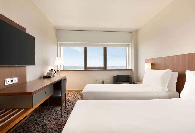 هتل Ramada By Wyndham Lisbon