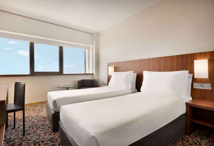 هتل Ramada By Wyndham Lisbon