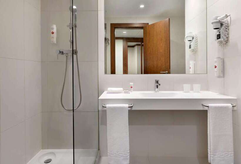 هتل Ramada By Wyndham Lisbon