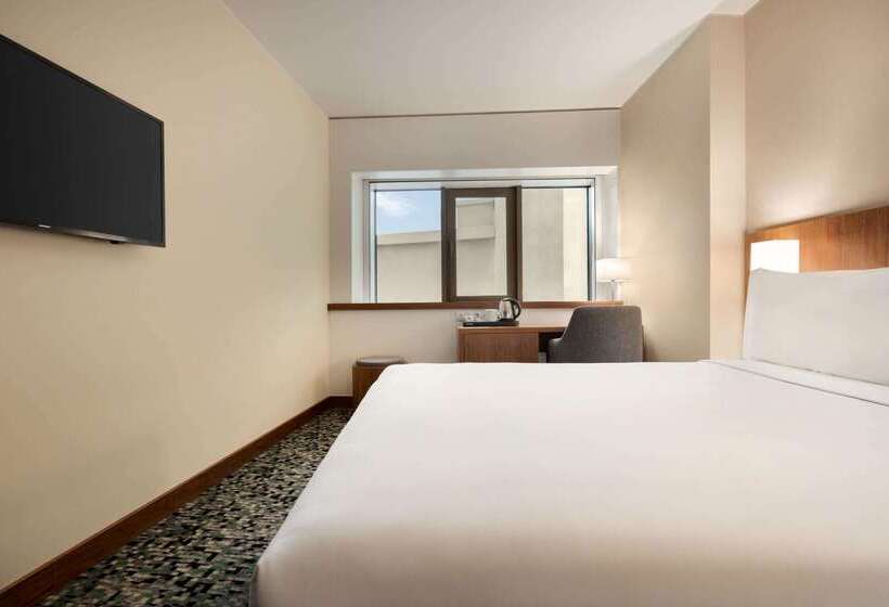 هتل Ramada By Wyndham Lisbon