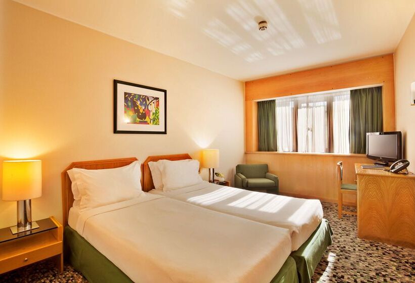 هتل Ramada By Wyndham Lisbon