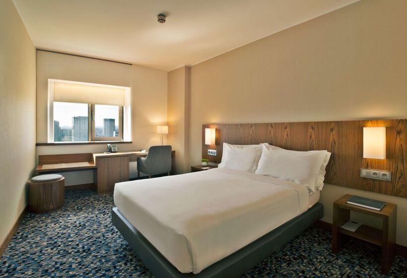 هتل Ramada By Wyndham Lisbon