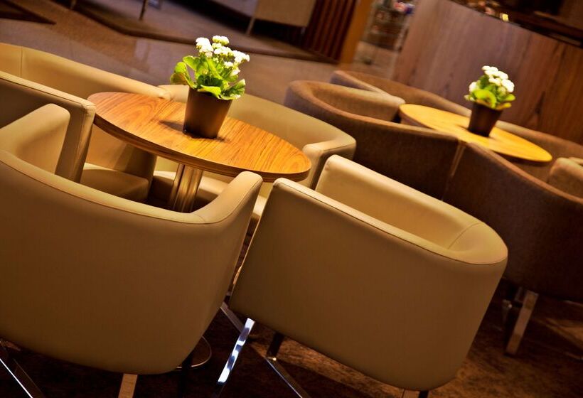 هتل Ramada By Wyndham Lisbon