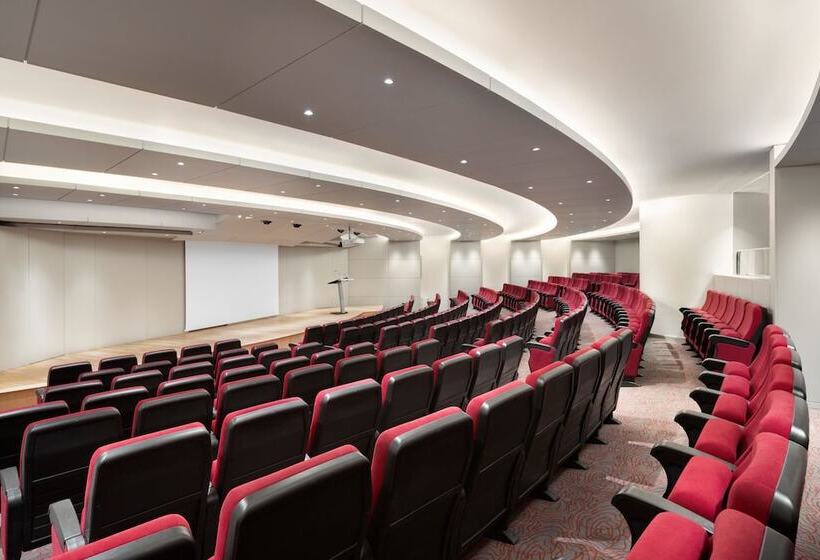 هتل Ramada By Wyndham Lisbon