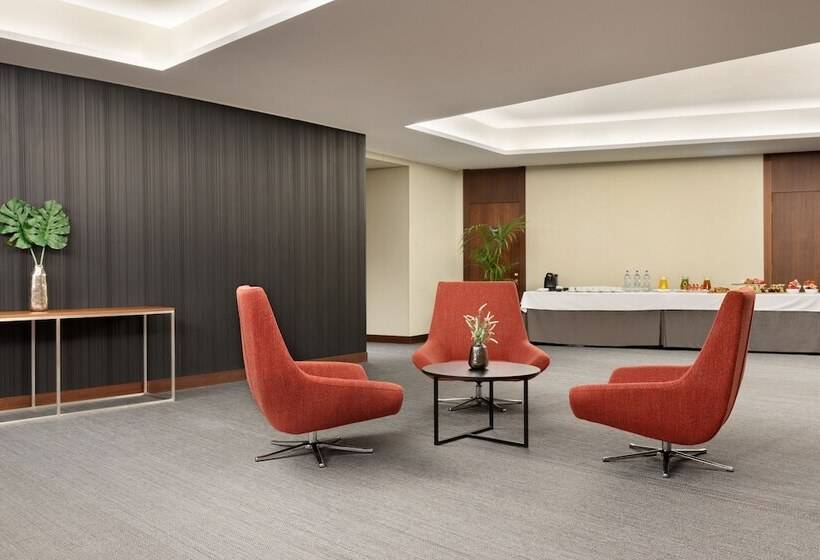 هتل Ramada By Wyndham Lisbon