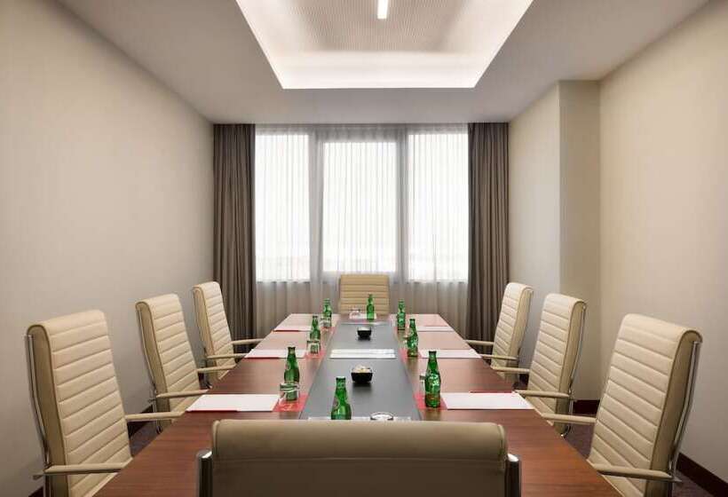 هتل Ramada By Wyndham Lisbon