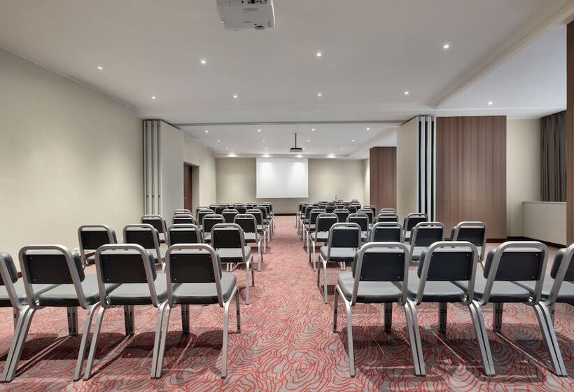 هتل Ramada By Wyndham Lisbon