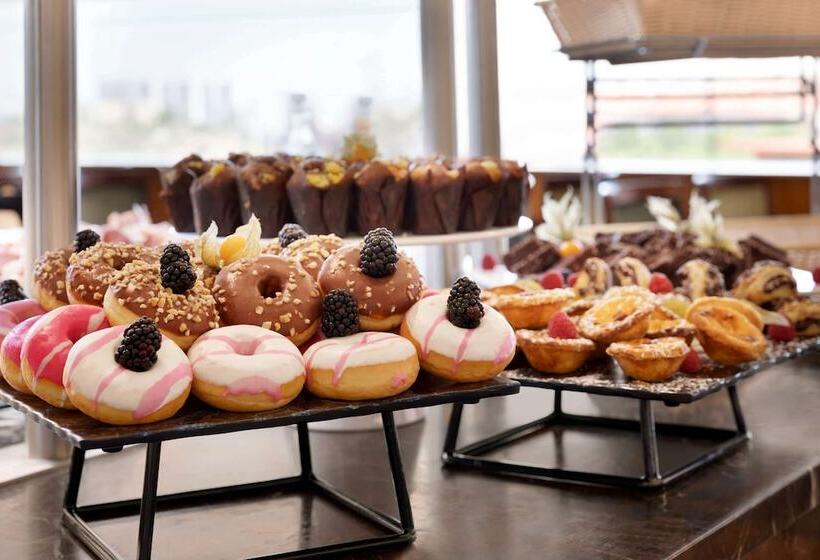 هتل Ramada By Wyndham Lisbon