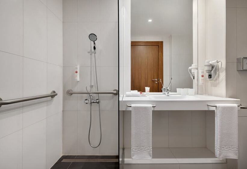 هتل Ramada By Wyndham Lisbon