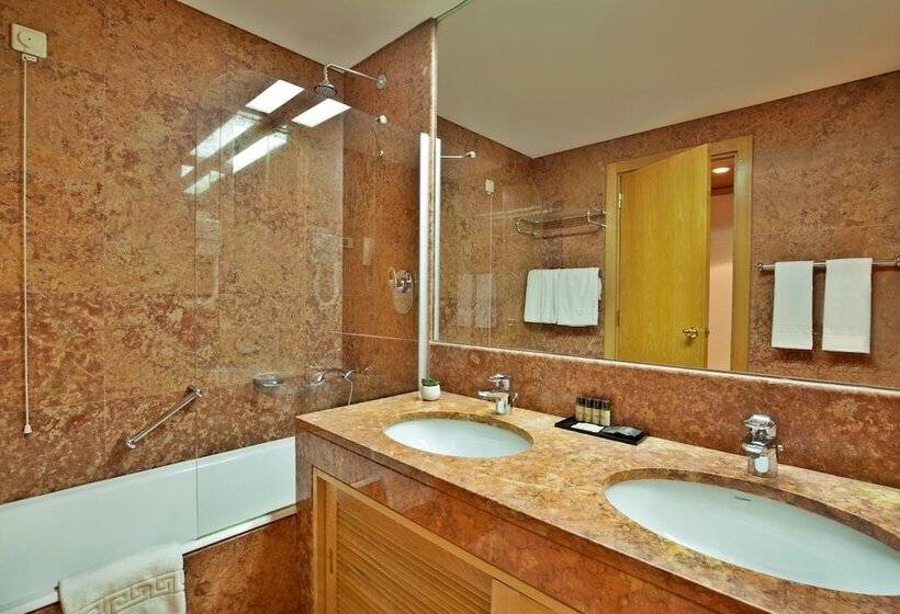 هتل Ramada By Wyndham Lisbon