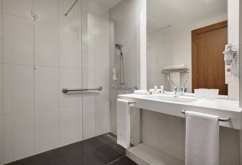 هتل Ramada By Wyndham Lisbon