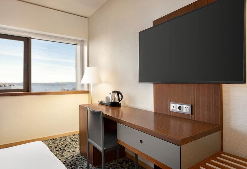 هتل Ramada By Wyndham Lisbon