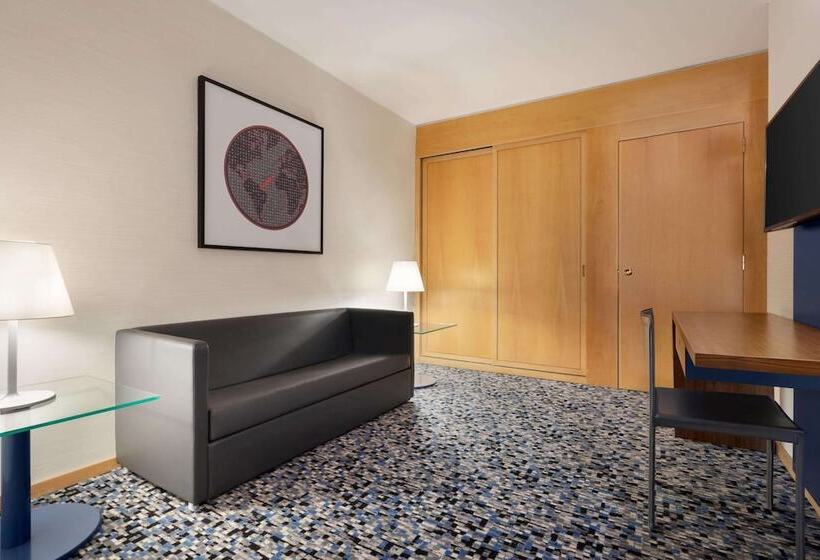 هتل Ramada By Wyndham Lisbon