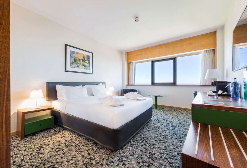 هتل Ramada By Wyndham Lisbon