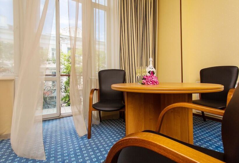 Отель Versailles