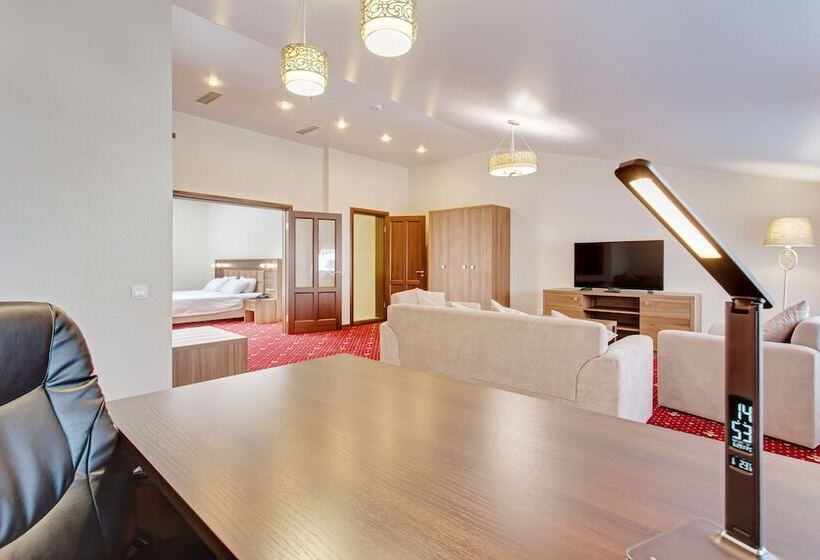 Отель Versailles