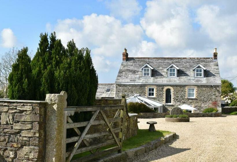 مبيت وإفطار Treveighan Farmhouse