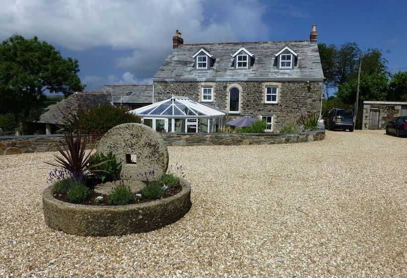 مبيت وإفطار Treveighan Farmhouse