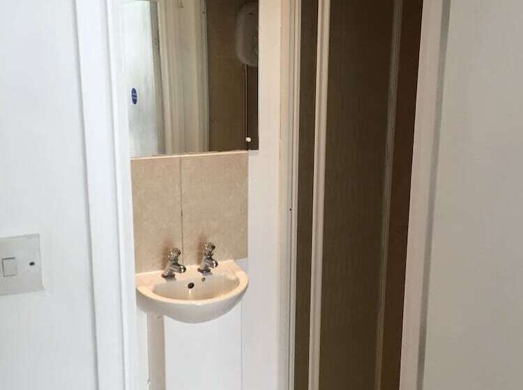 Boonkeys Surf Lodge   Hostel