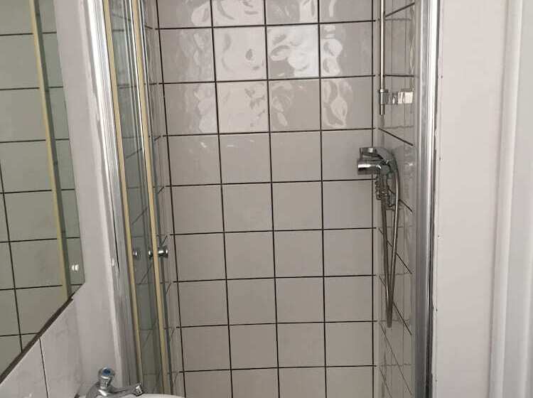 Boonkeys Surf Lodge   Hostel