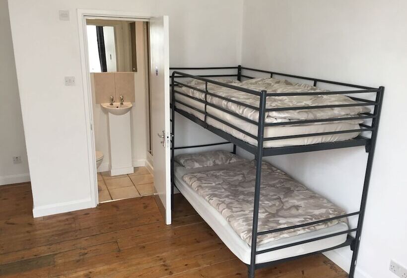 Boonkeys Surf Lodge   Hostel