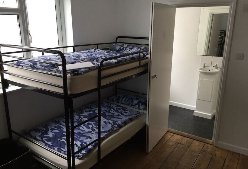 Boonkeys Surf Lodge   Hostel