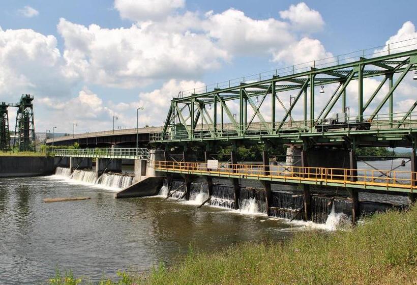 Grand Colonial Bed And Breakfast