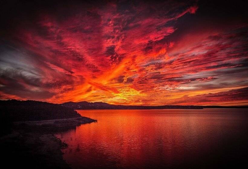 Отель Holiday Lodge On Canyon Lake