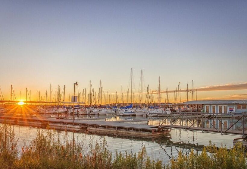 Отель Holiday Lodge On Canyon Lake