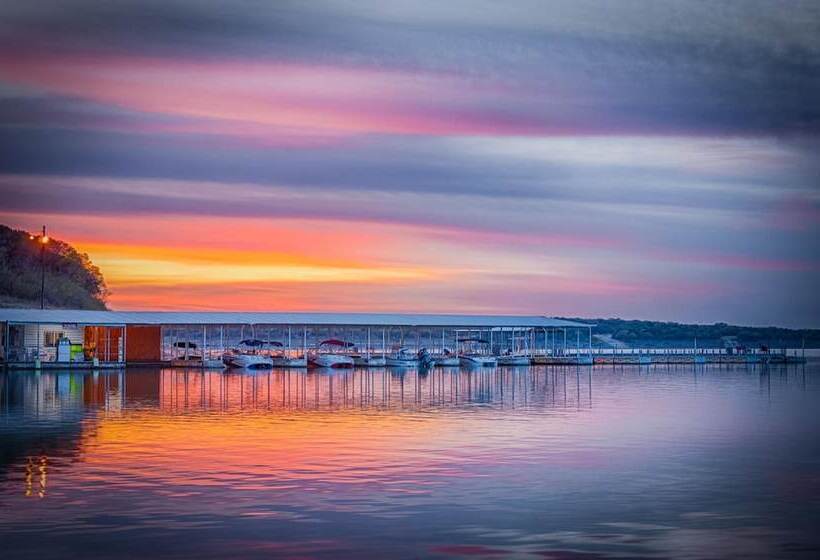 Отель Holiday Lodge On Canyon Lake
