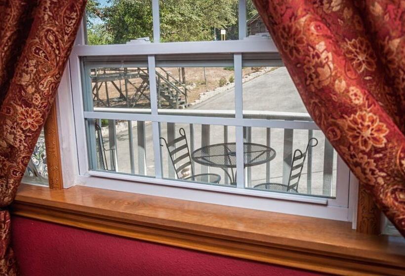 Отель Holiday Lodge On Canyon Lake