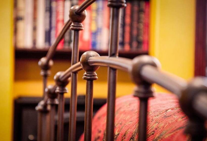 Отель Holiday Lodge On Canyon Lake