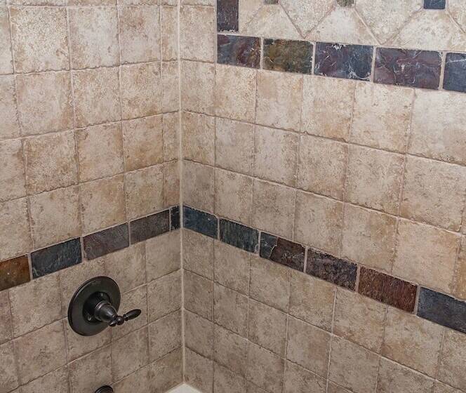 Отель Holiday Lodge On Canyon Lake