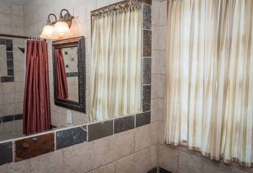 Отель Holiday Lodge On Canyon Lake