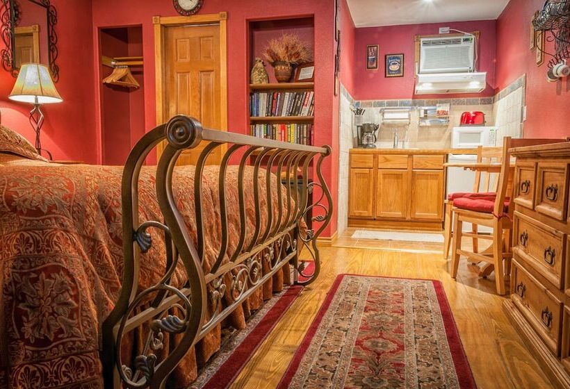 Отель Holiday Lodge On Canyon Lake