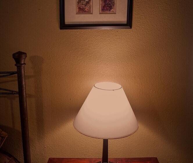 Отель Holiday Lodge On Canyon Lake