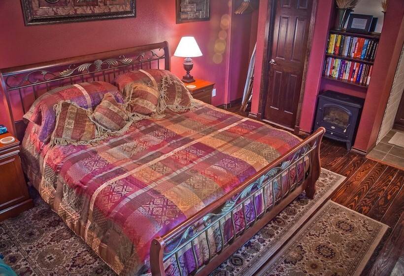 Отель Holiday Lodge On Canyon Lake