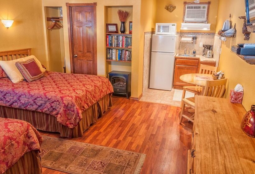 Отель Holiday Lodge On Canyon Lake