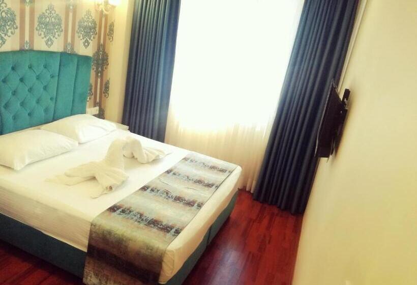 By Historial Hotel Due