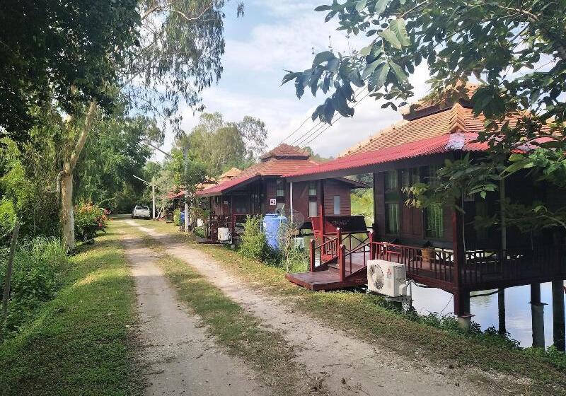 هتل Sarocha Resort Rayong