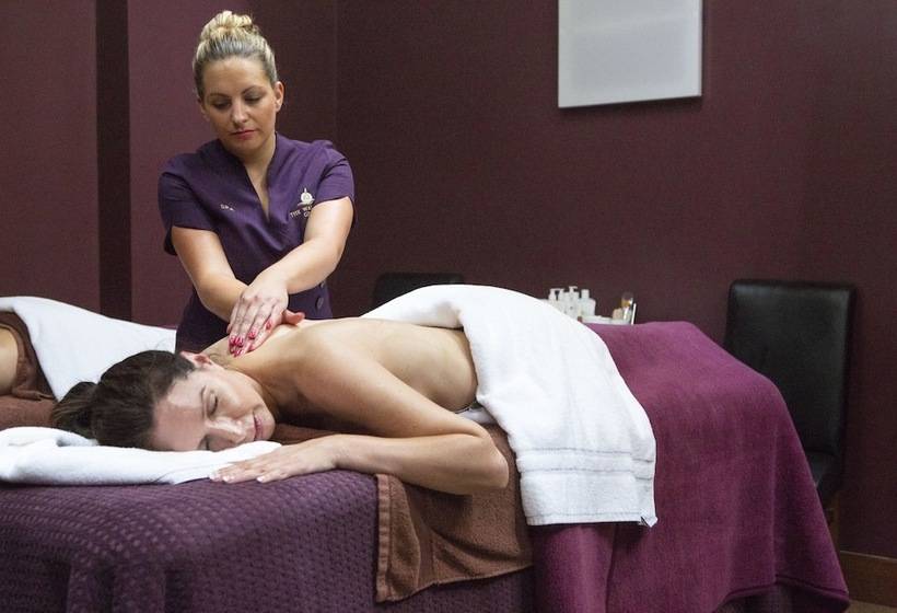 فندق Waterside Holiday Park & Spa