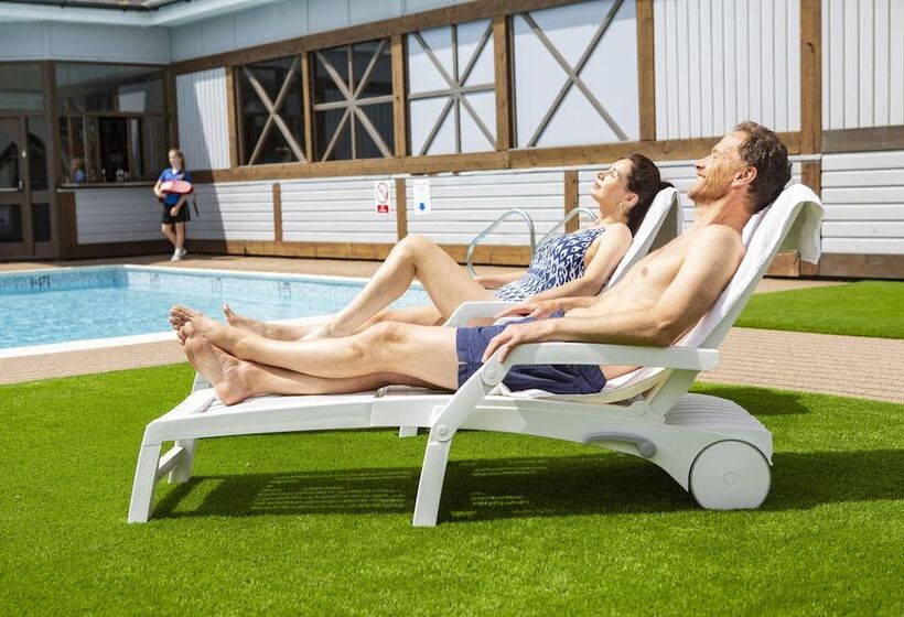 فندق Waterside Holiday Park & Spa
