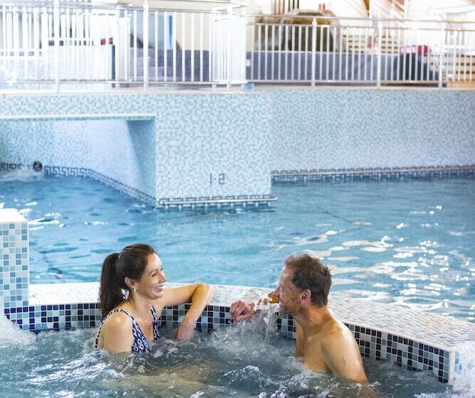 فندق Waterside Holiday Park & Spa