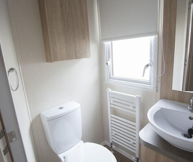 فندق Waterside Holiday Park & Spa