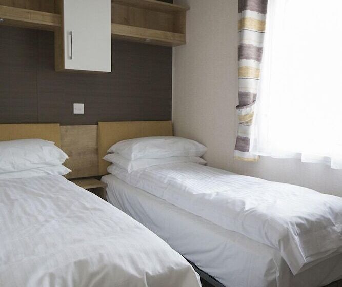 فندق Waterside Holiday Park & Spa