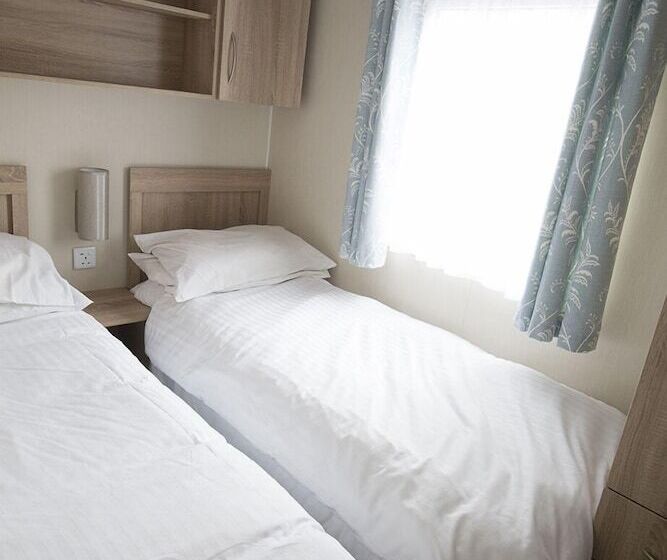 فندق Waterside Holiday Park & Spa