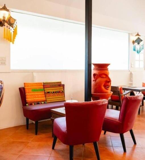 Отель Yellow Lamoon