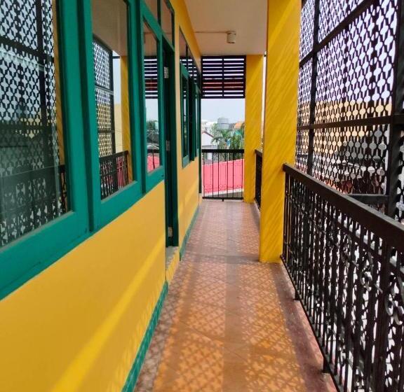 Отель Yellow Lamoon