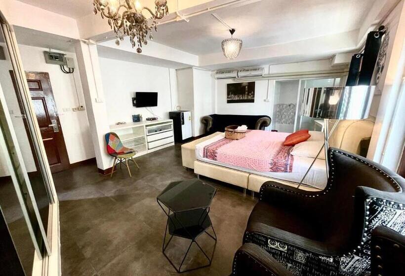 Отель Yellow Lamoon